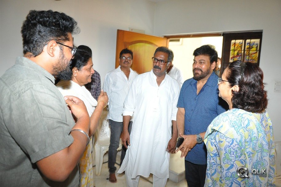 Chiranjeevi-Pays-Tribute-To-Actor-Benerjee-Father